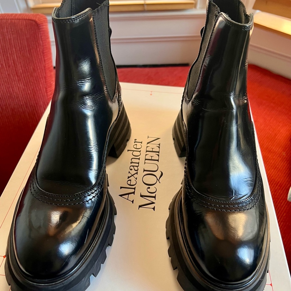 Alexander McQueen Wander Chelsea Boots Black Leather